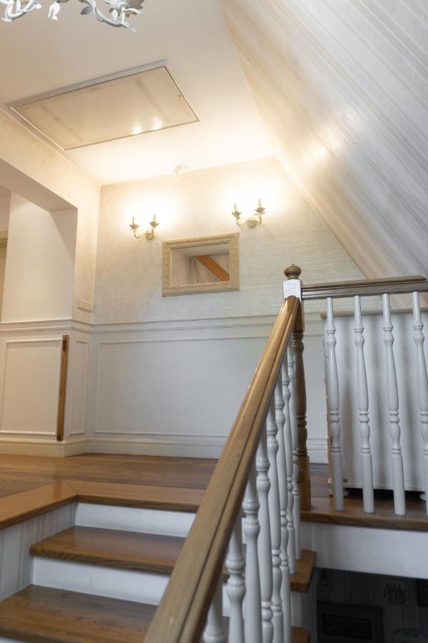 Golden Villas - Elegant Family Villa with Garden near Krakow - Chambres d'hôtes Węgrzce