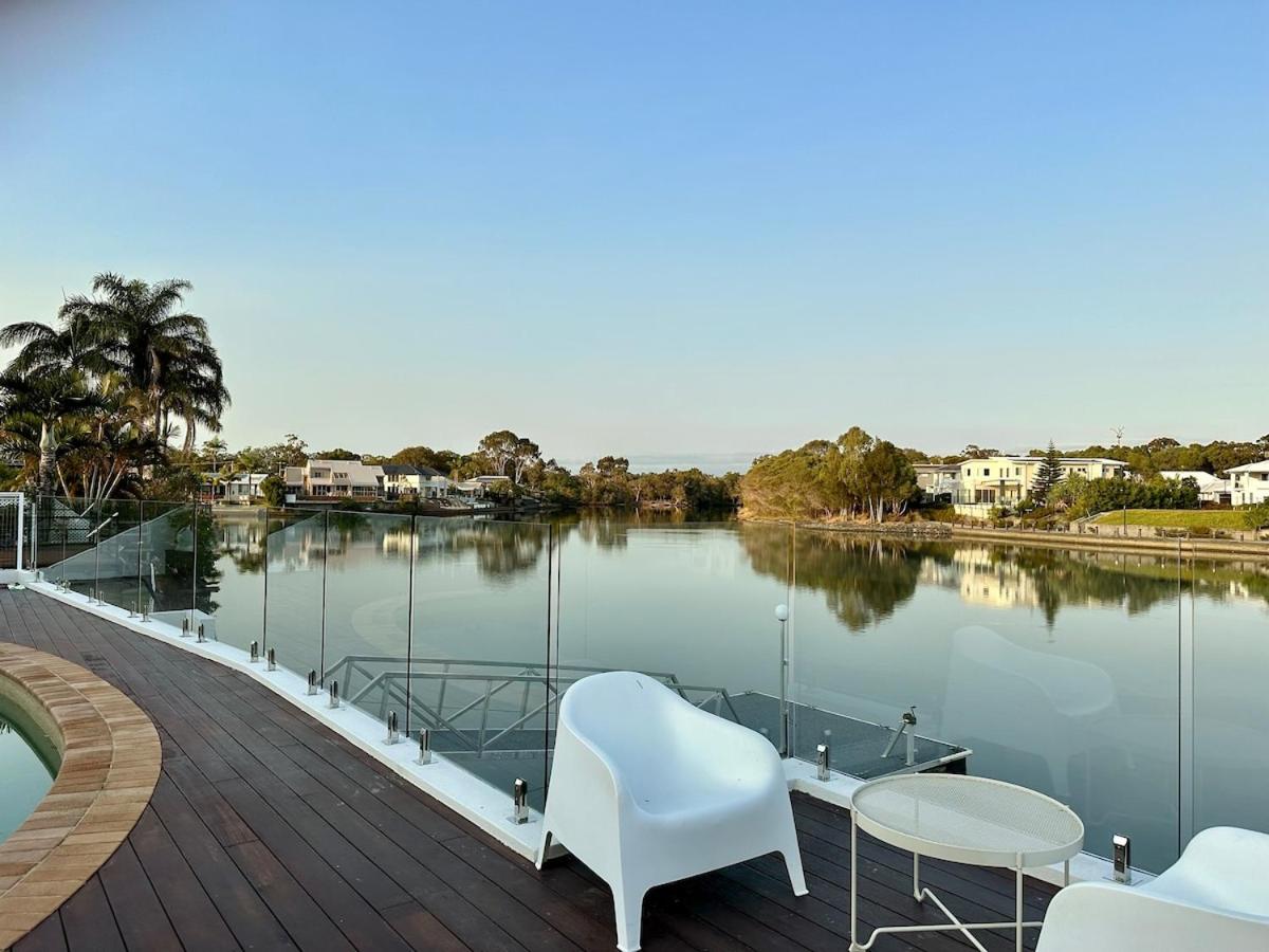 Spacious waterfront home with pontoon, pool, BBQ - B&B Kawana Waters