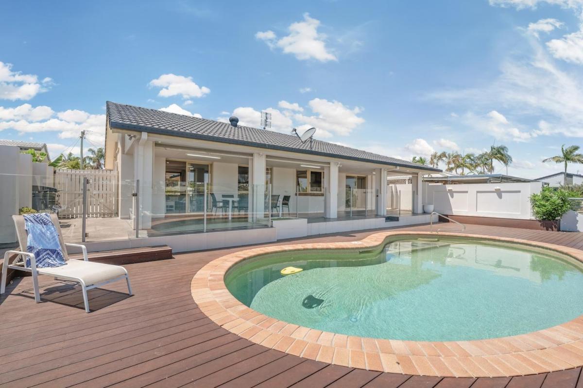 Spacious waterfront home with pontoon, pool, BBQ - B&B Kawana Waters