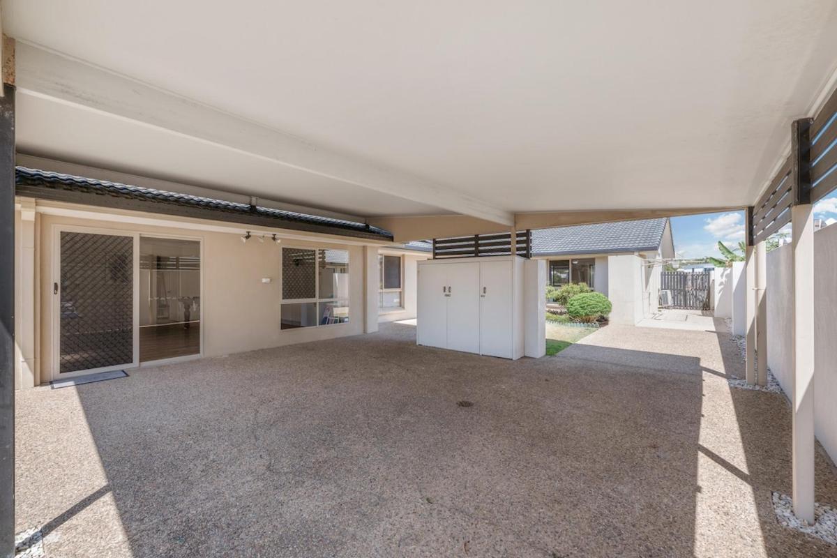 Spacious waterfront home with pontoon, pool, BBQ - B&B Kawana Waters