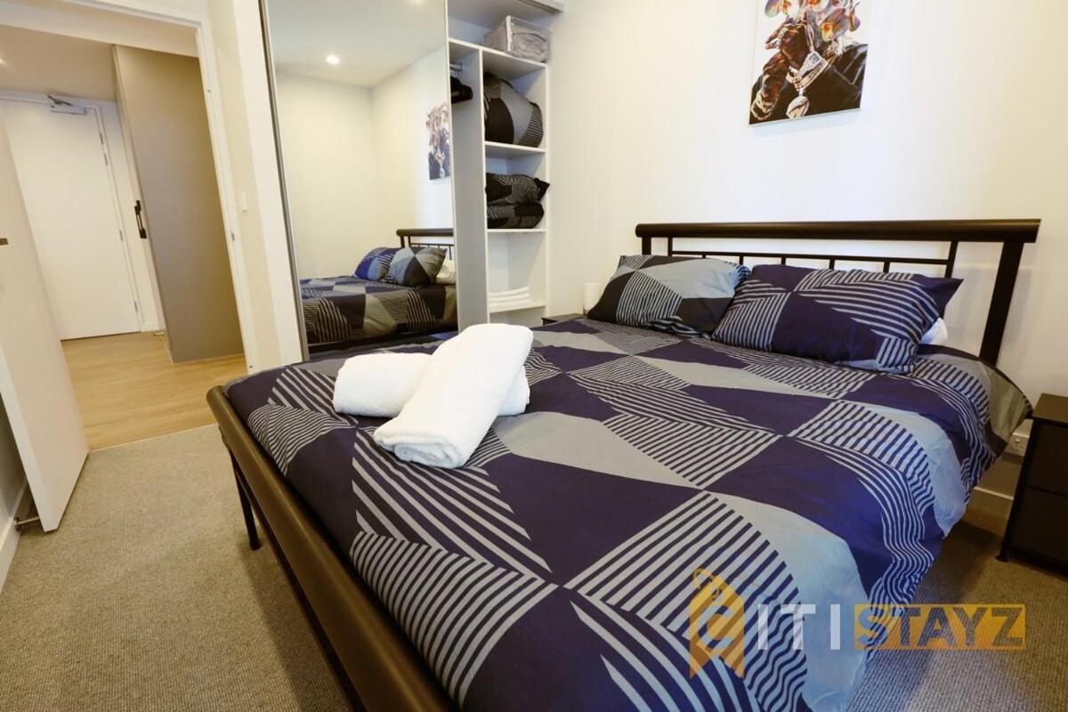 Sunny Yellow, 1Bd 1Bth 1Car Apt - Woden CBD - B&B Lyons