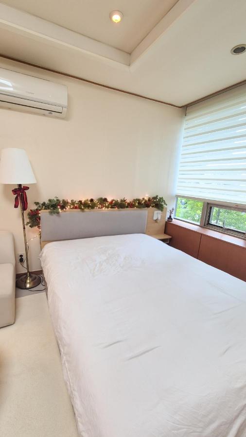 Cute and Cozy House - 5min to Sinsa Station, 1min to Garosugil - B&B Seoul