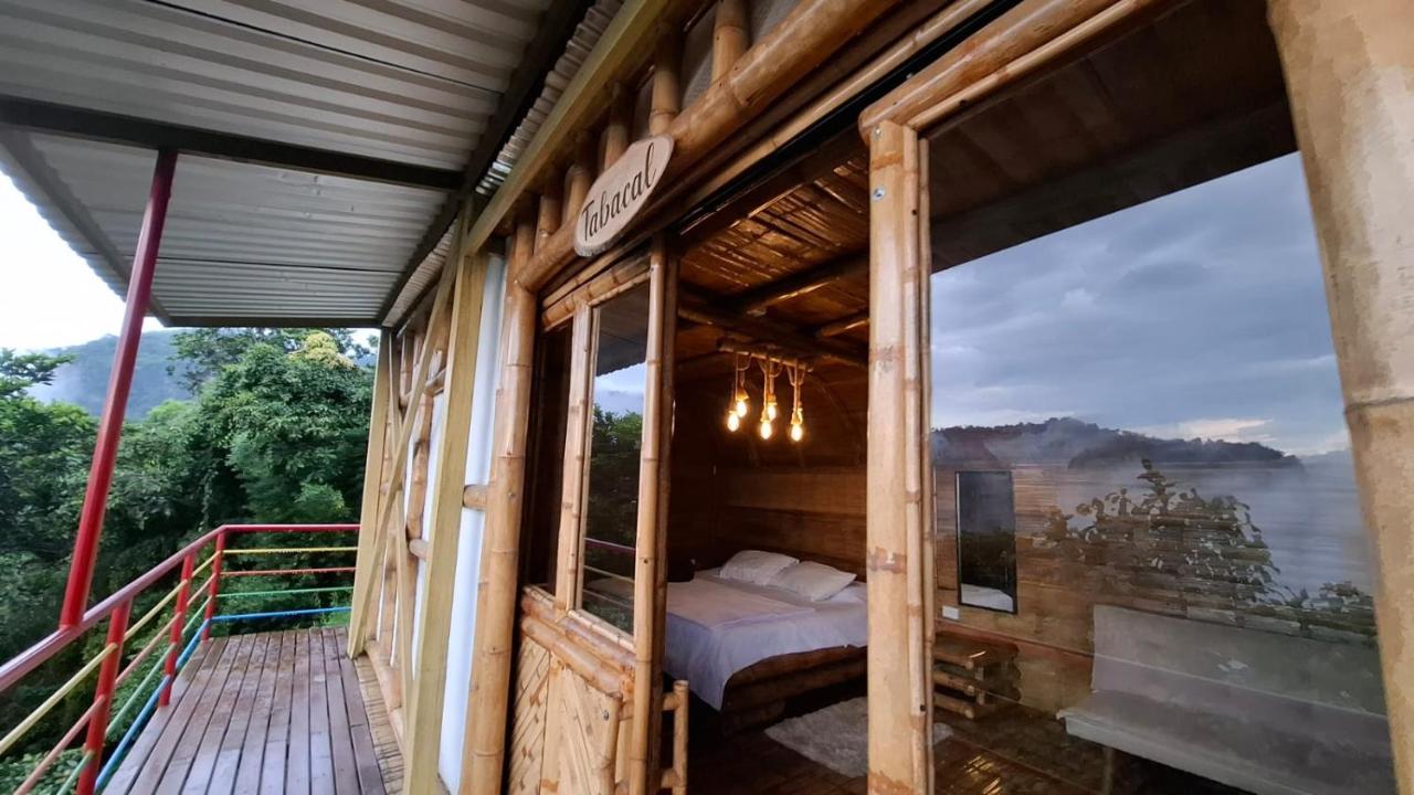 Habitación con cama extragrande y bañera de hidromasaje