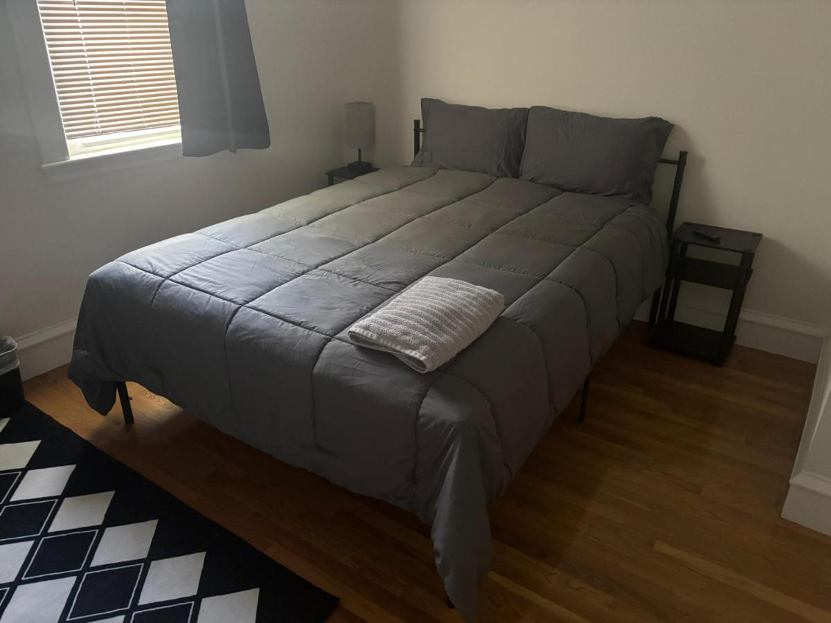 Room Near South Bay Mall & Andrew Train Station - B&B Boston