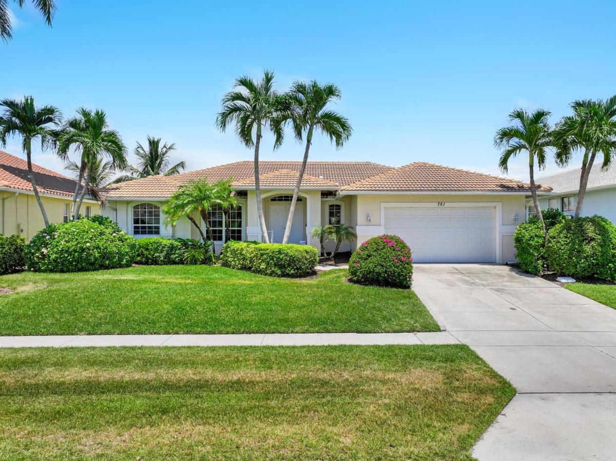 Peaceful Waterfront home with pool and steps to beach - Ferienwohnung Marco Island
