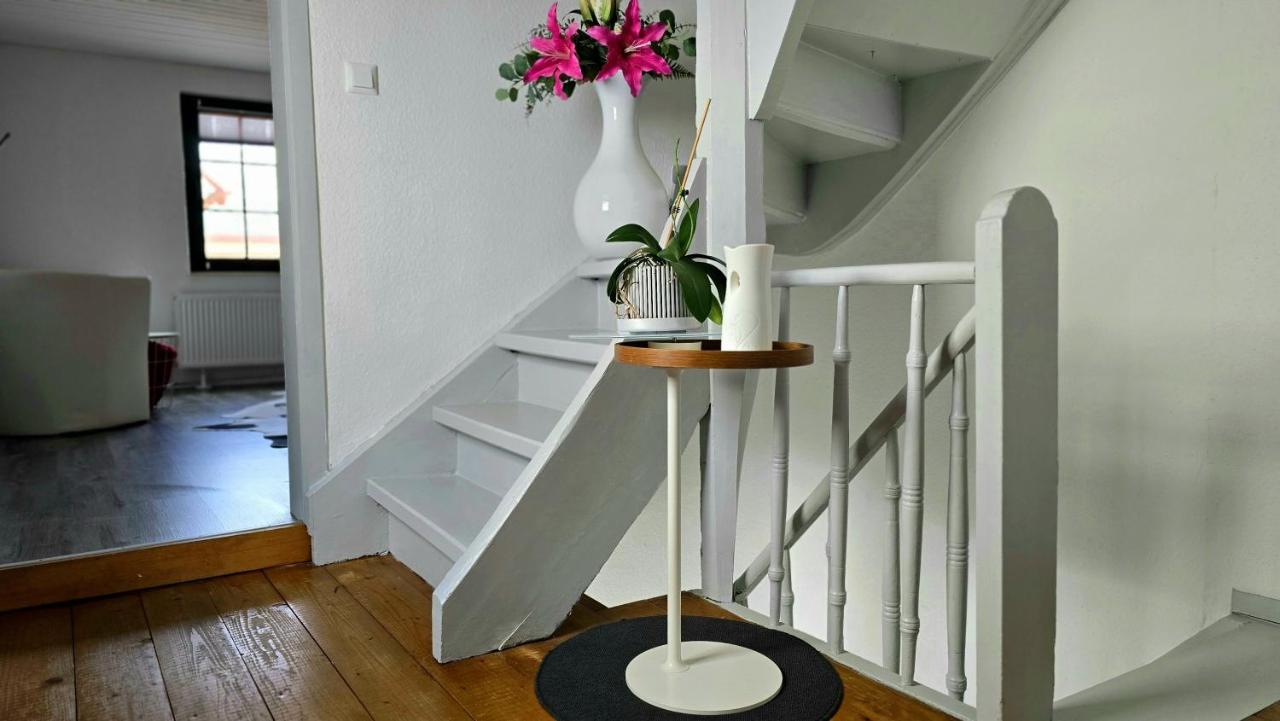 HAPPY-HOMES RED - Up to 5 - Küche - W-LAN - Netflix - Honig - Terrasse - B&B Altenstadt