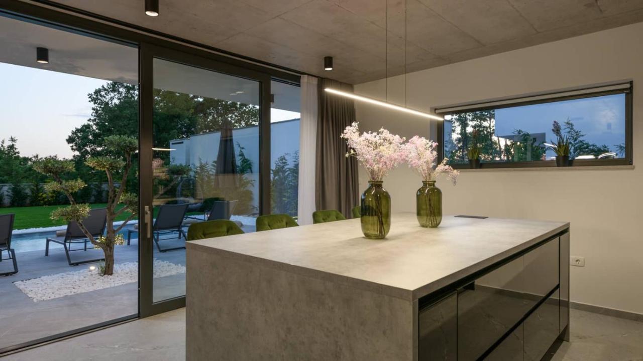 Beautiful modern vacation home with private pool - Bed and Breakfast Pilsach