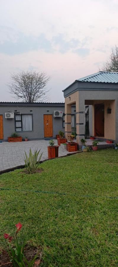 Aroundcorner Guesthouse - Chambres d’hôtes Maun