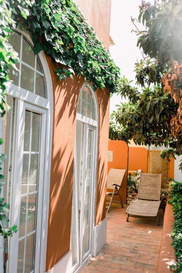 Tranquil Garden Getaway with Pool & Charm Old Town - Chambres d’hôtes Lagos