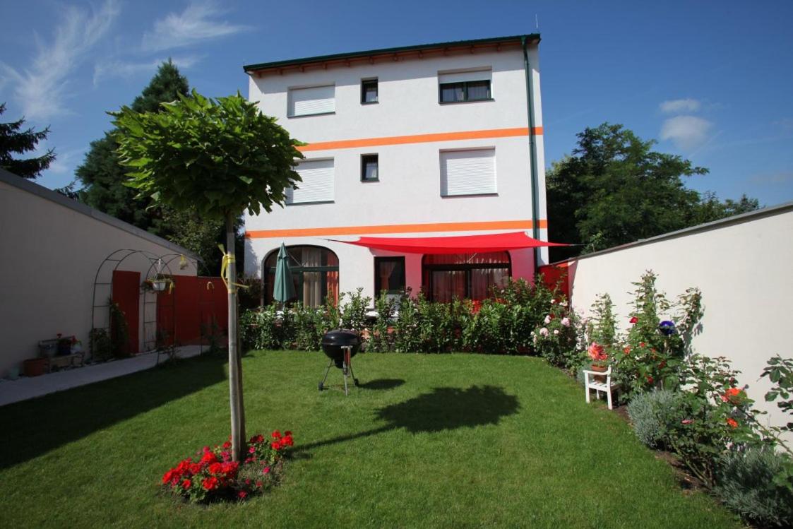DAS LANDHAUS KLAMBAUER - APARTMENTHAUS Prämiumpartnerbetrieb St MartinsTherme - Bed and Breakfast Frauenkirchen