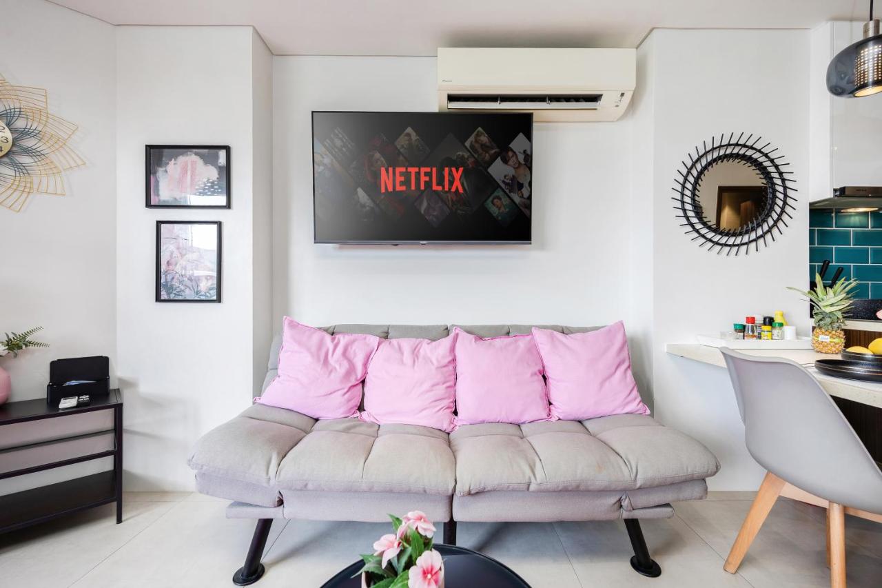 Dominiks pink dream Studio Balcony Ocean View Balcony Fast-Wifi at Tambuli Resort High Floor - Bed and Breakfast Maribago