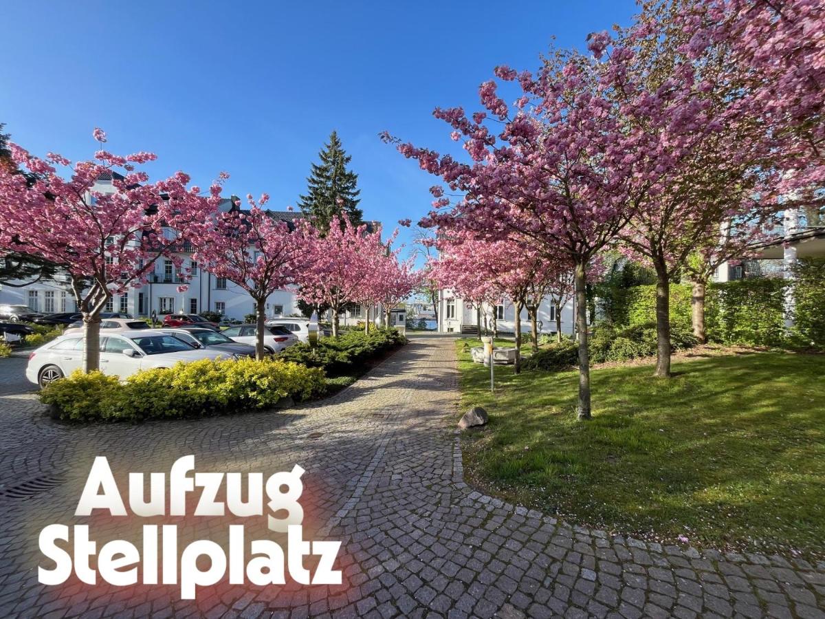 Beste Lage mit Warnowblick - großer Balkon, zwei Schlafzimmer, Aufzug, Stellplatz - B&B Rostock