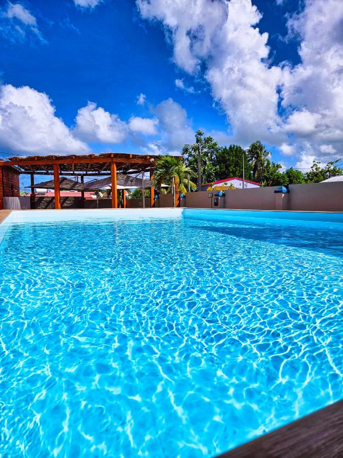 Évasion en Plein Cœur de Port-Louis T2 avec Piscine, Jacuzzis, Sauna, Tapas & Mocktails - Chambres d'hôtes Port-Louis
