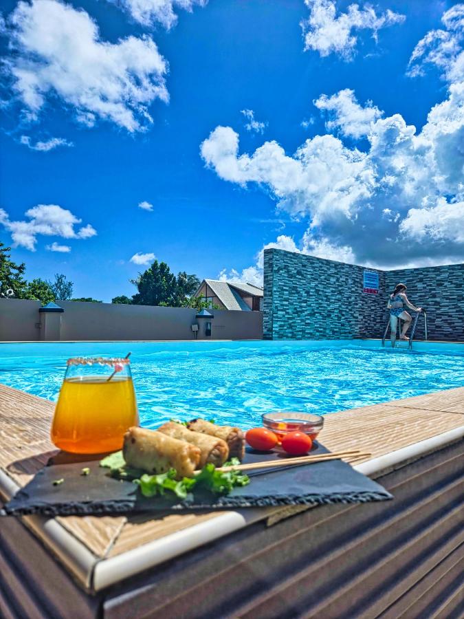 Évasion en Plein Cœur de Port-Louis Studio avec Piscine, Jacuzzis, Sauna, Tapas & Mocktails - B&B Port-Louis