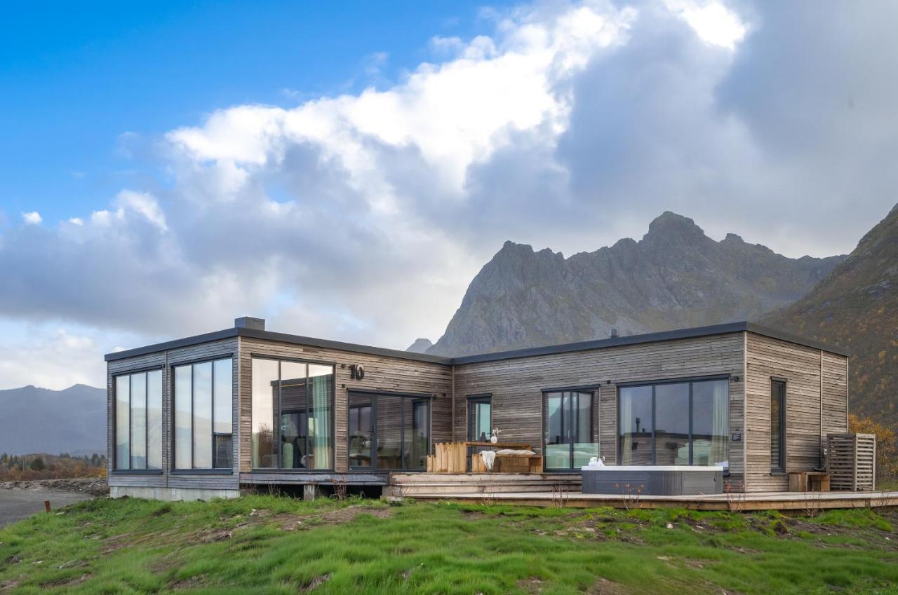 Arctic aurora lodge with jacuzzi and sauna - B&B Lyngværet