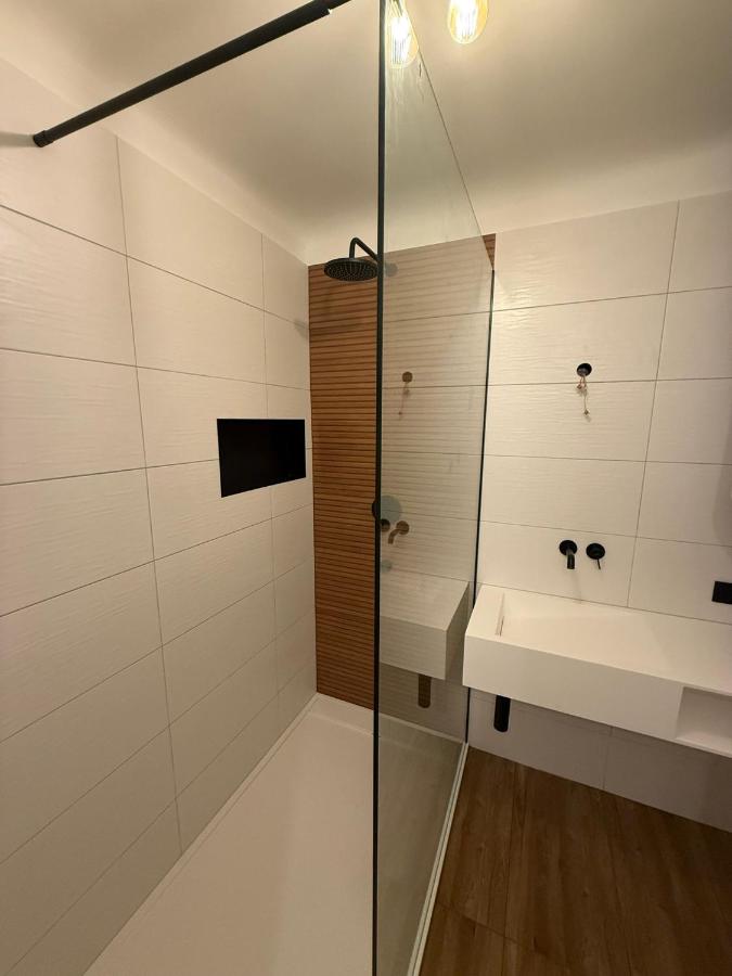 Cozy 2-Bedroom Retreat Near Subway and City Center - Bed and Breakfast Wenen