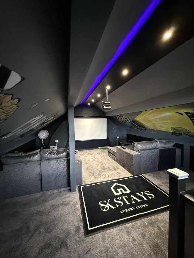 SK Stays Modern Luxury Home With Jacuzzi Bath & Cinema Room - B&B Shipley