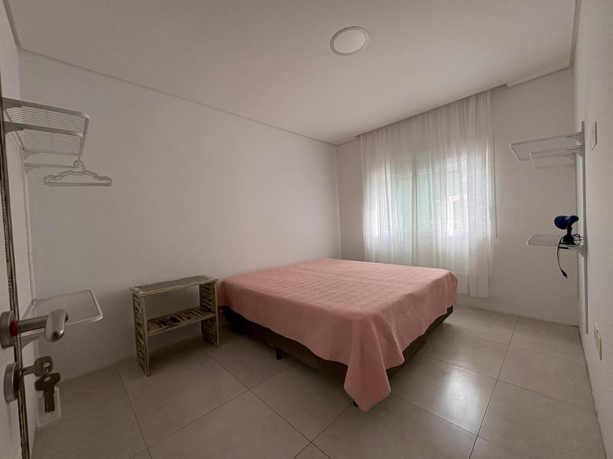 Ruime Tweepersoonskamer met 1 of 2 Bedden en een Gedeelde Badkamer