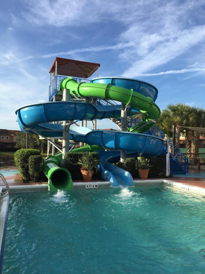 Spacious 4 BR Townhouse with 2 King Size Master Bedrooms, 3 miles to Disney, Free WiFi and Free Parking - Chambres d'hôtes Orlando