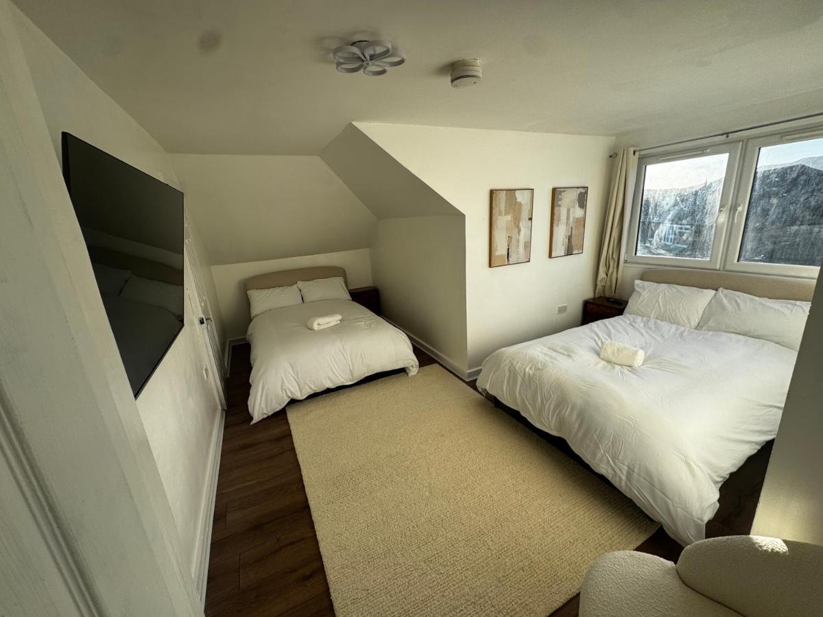 4BR Home near Airport & City Centre Free Parking - B&B Edimburgo