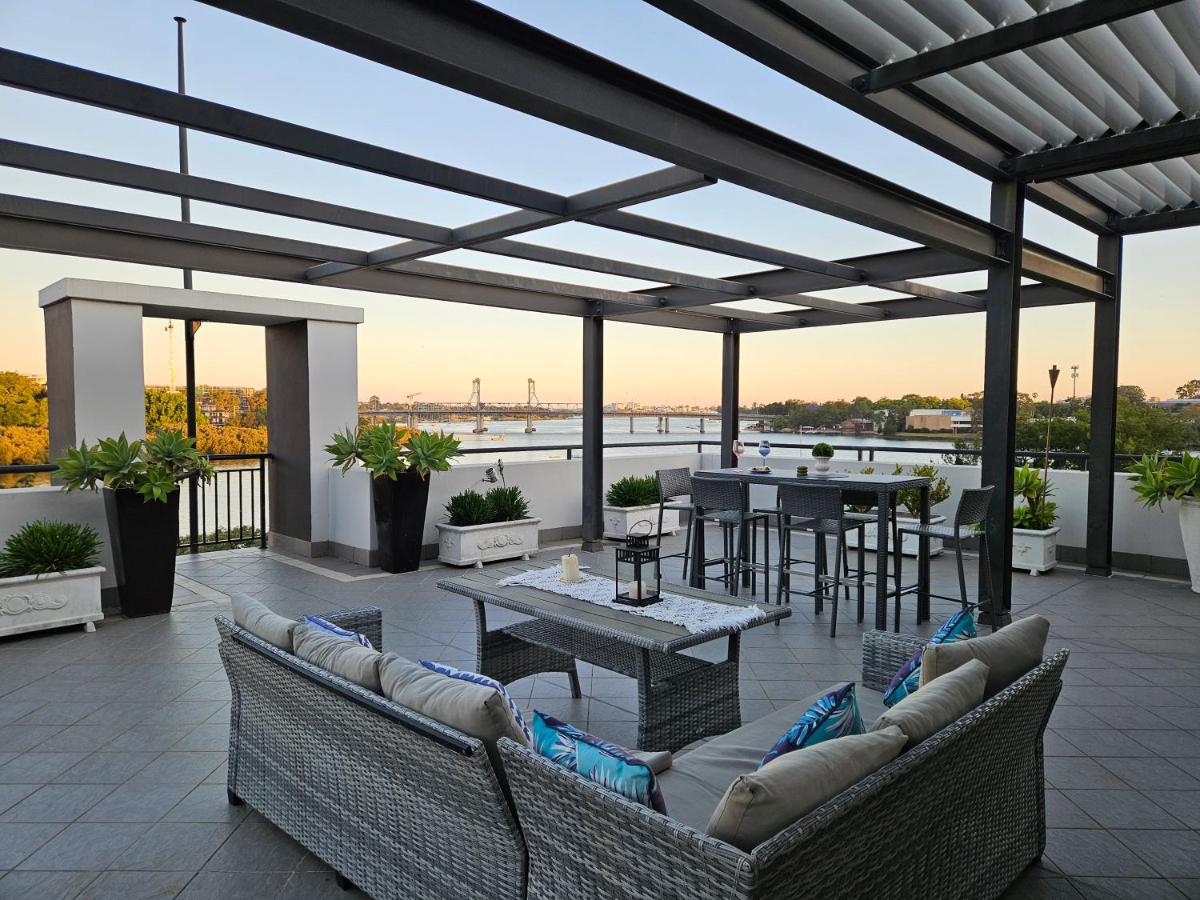 Breathtaking Waterfront Penthouse with Big Terrace nr Olympic Park and Free parking - Chambres d'hôtes Sydney