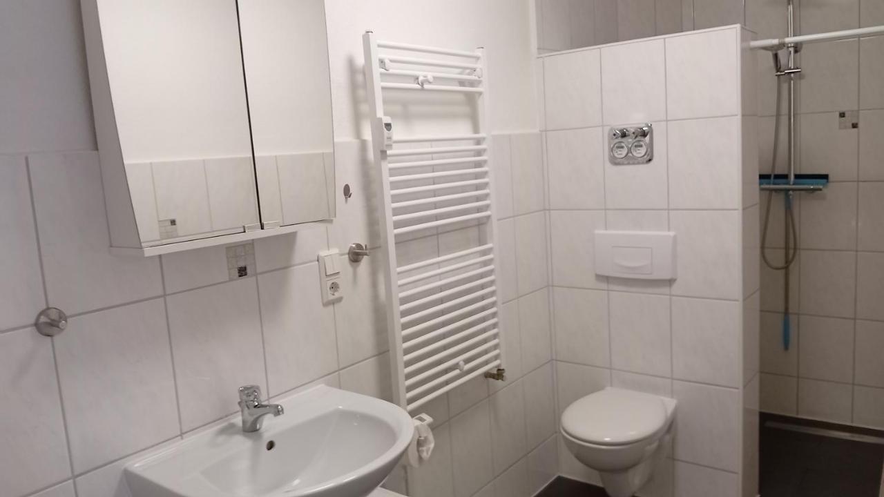 RJS Lambach GbR, Ferienwohnung am Dorfplatz - B&B Waldkappel