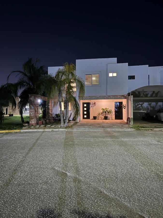 Casa completa, 4 dormitorios, 7 camas dobles, 2 sofá cama, 3 baños, cocina equipada, consola Arcade, asador, juguetes para niños, fraccionamiento privado, zona de vías rápidas - Bed and Breakfast Torreón