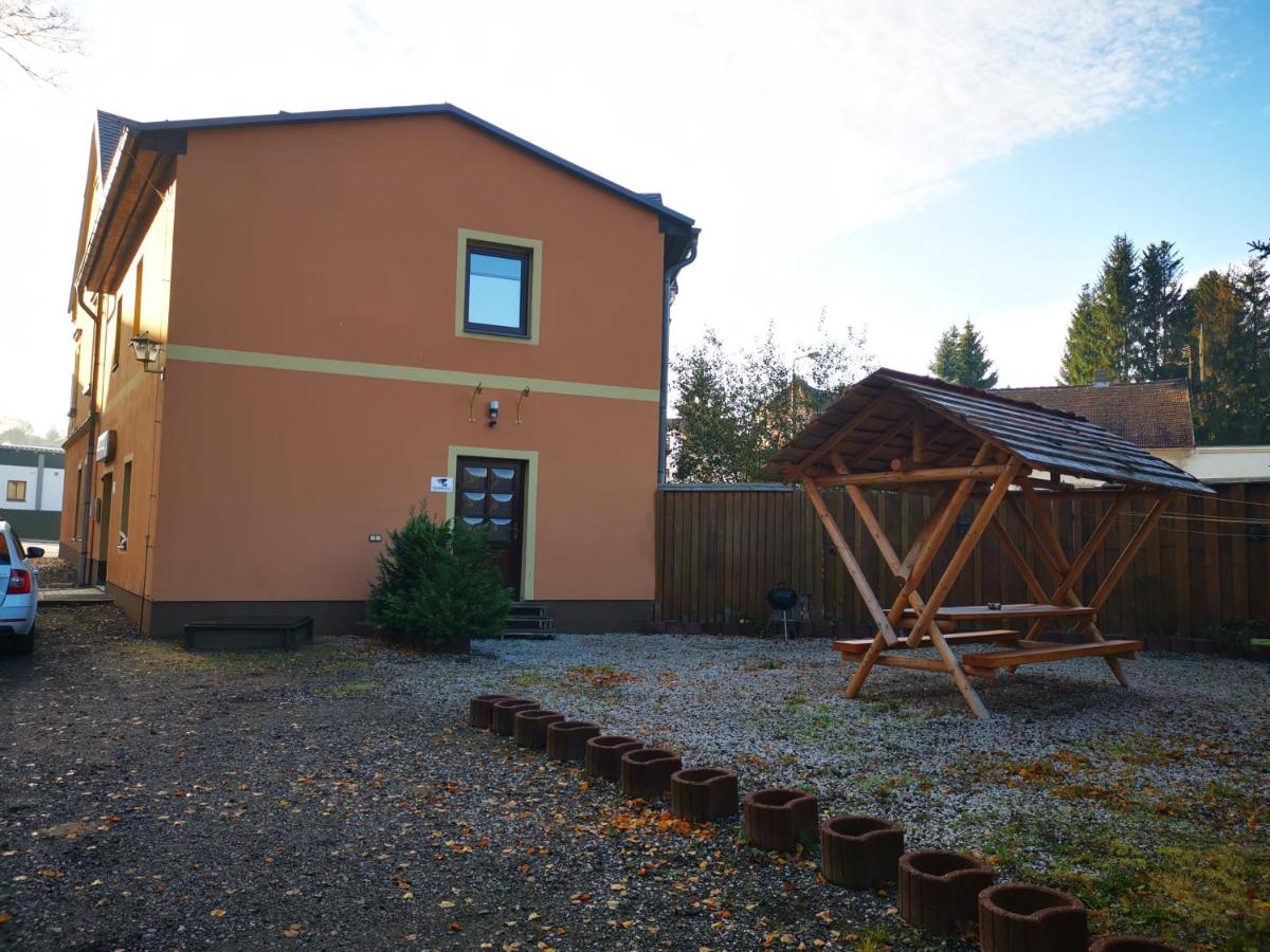 Ferienwohnung mit 11 Einzelzimmern SportCafé - B&B Zwickau