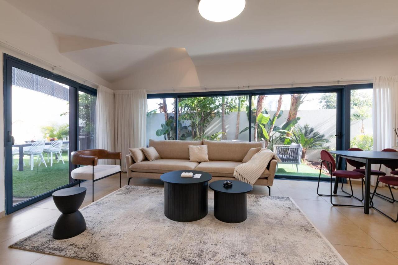 O&O Group - Huge Villa With Jacuzzi By The Beach - Bed and Breakfast Risjon Letsion