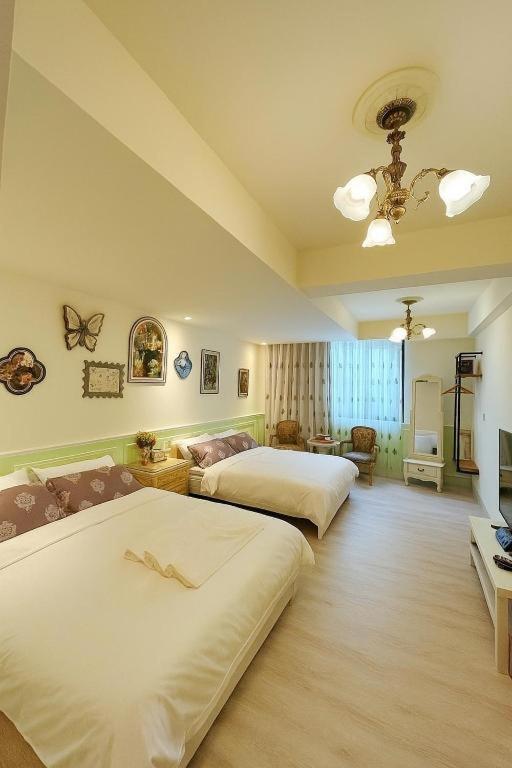 Quadruple Room with Private Bathroom