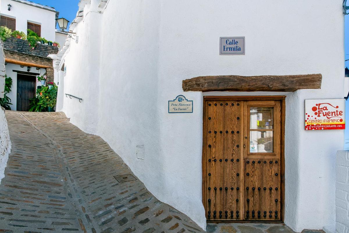 Casa La Soleá. Vistas al pueblo y la Sierra - Chambres d'hôtes Bubión