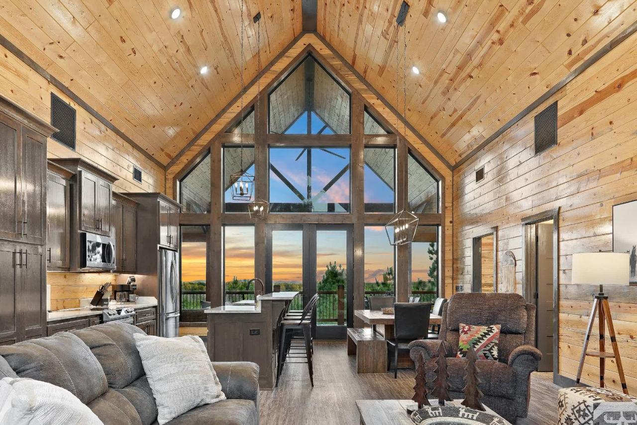 Bright Cabin w Spa + Mountain Views Sleeps 12 - B&B Broken Bow