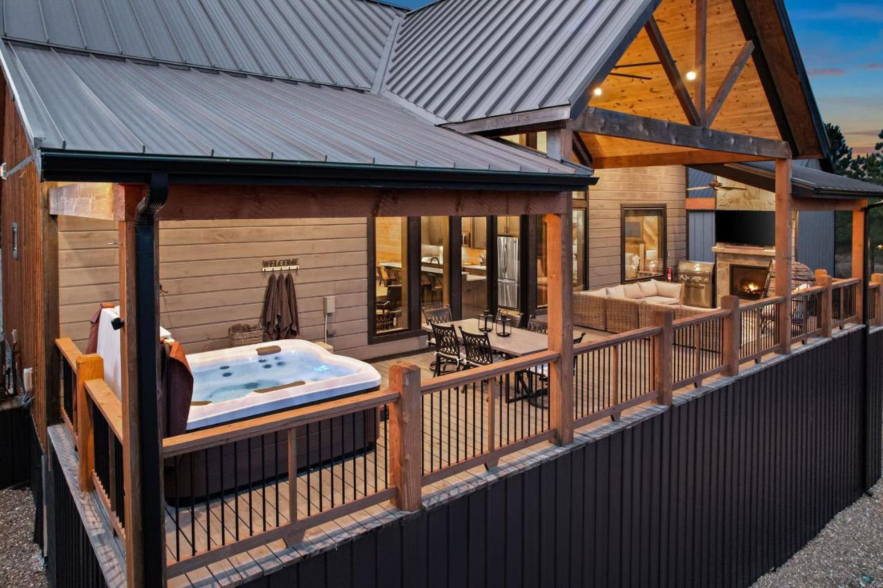 Bright Cabin w Spa + Mountain Views Sleeps 12 - B&B Broken Bow