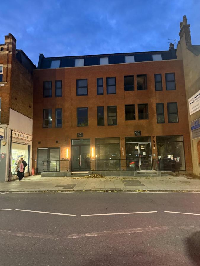 Luxury 1 Bedroom Apartment sleeps 4 with terrace 10 min to tube - B&B Finchley