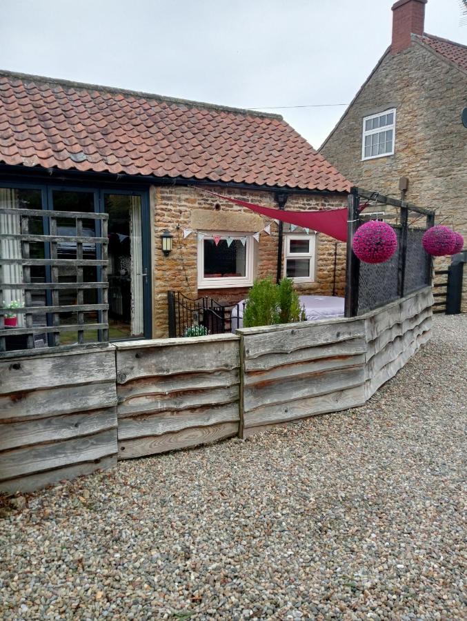 Larch Cottage Ruston with hot tub, dogs go free - Chambres d’hôtes Scarborough