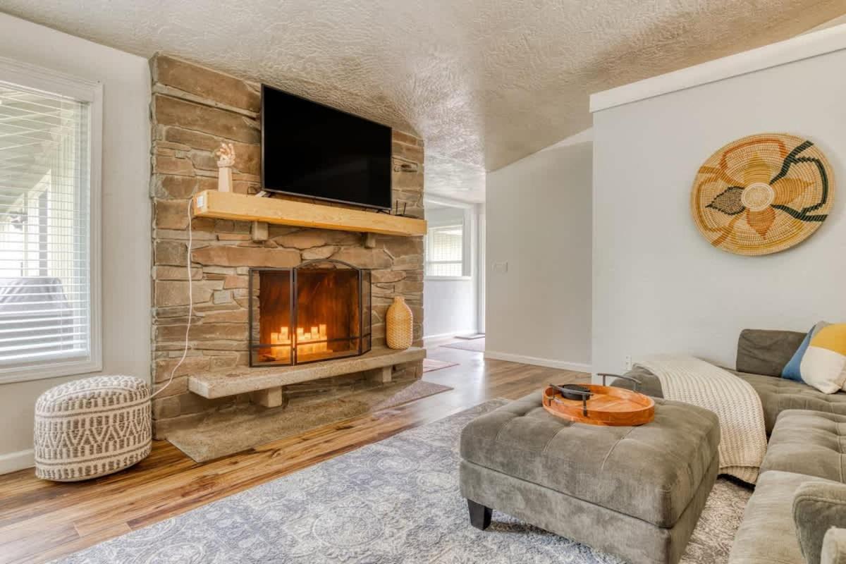 Monmouth Family Retreat - Pet Friendly, Play Areas, Hot Tub, Game Room - B&B Monmouth