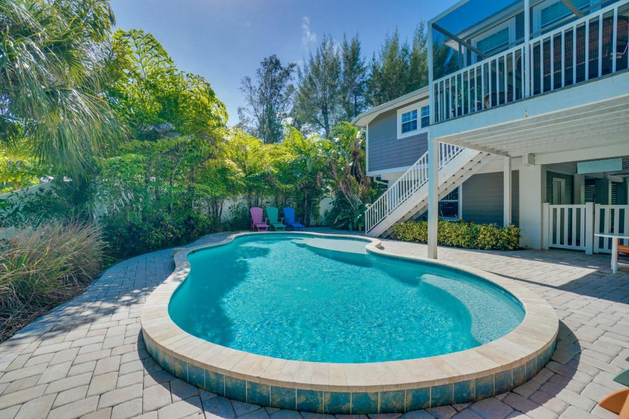 Come enjoy the Private Dock and Heated Pool just a short walk from the White Sandy Beaches - Bed and Breakfast Anna Maria