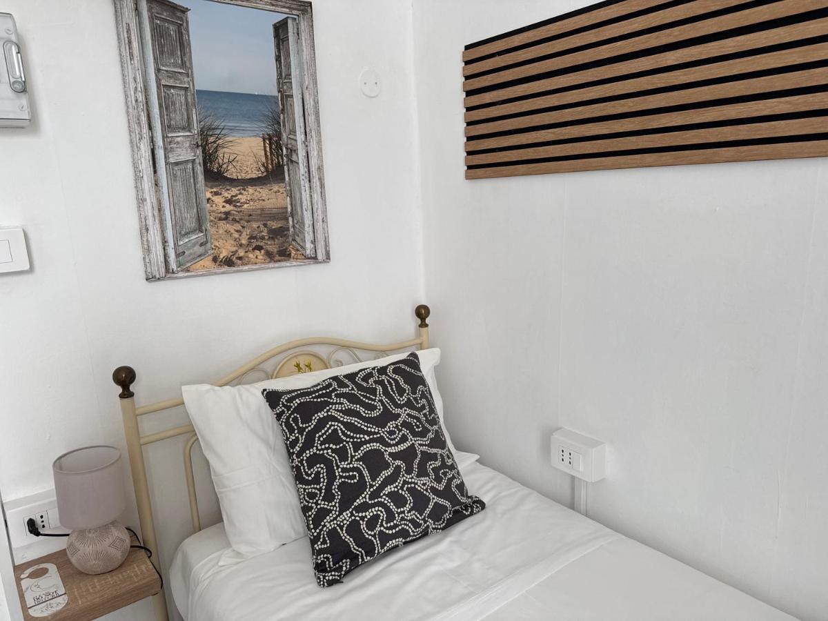 Camera Doppia con Letti Singoli e Bagno in Comune