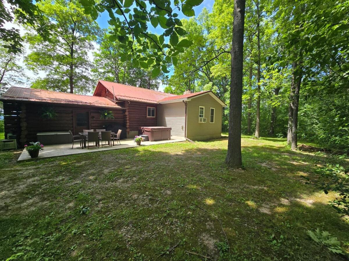 Charming Country Cabin- Cozy, Scenic View, HOT TUB, near CMAC - Chambres d'hôtes Rushville