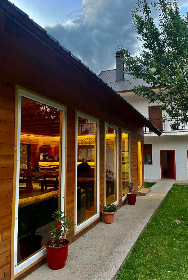 Lazer Çardaku Guest House - B&B Valbonë