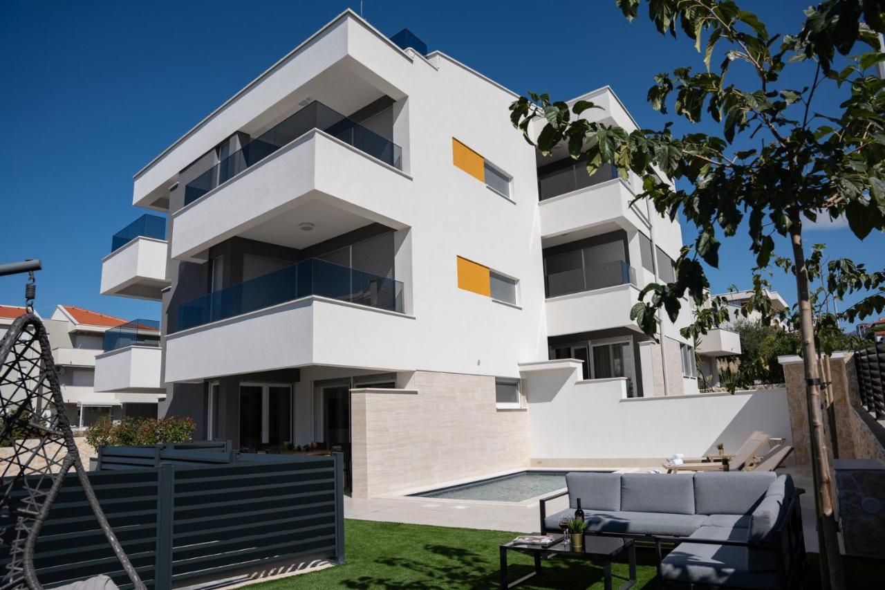 Appartamento con 2 Camere da Letto e Vista Piscina