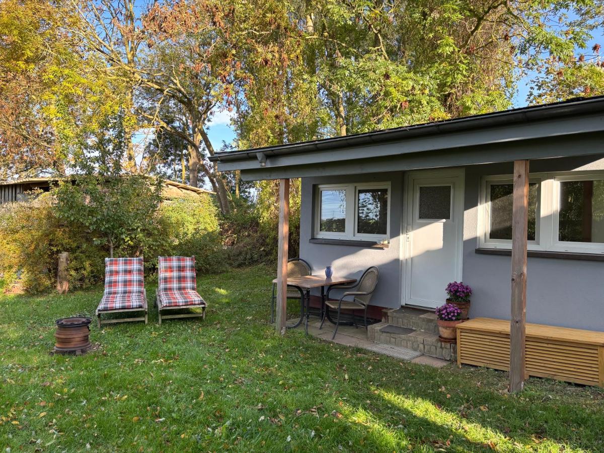 kleiner Holzbungalow Grundmann mit Naturgarten - B&B Wilhelmsfelde