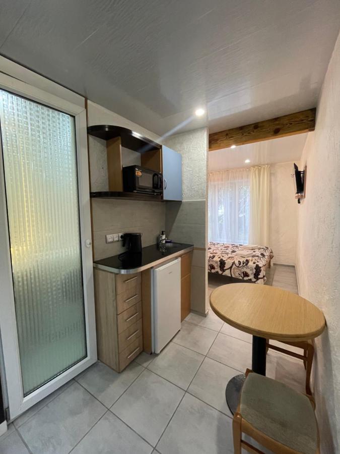 Habitación con cama extragrande.