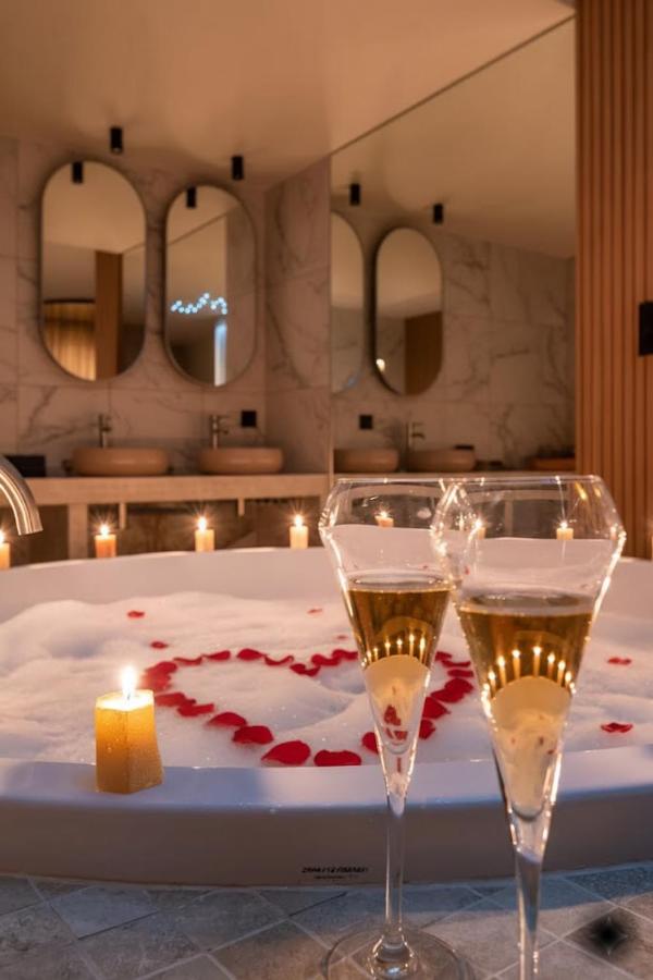 Love Room avec balnéo-Le cocon parfait pour deux - B&B Lyon