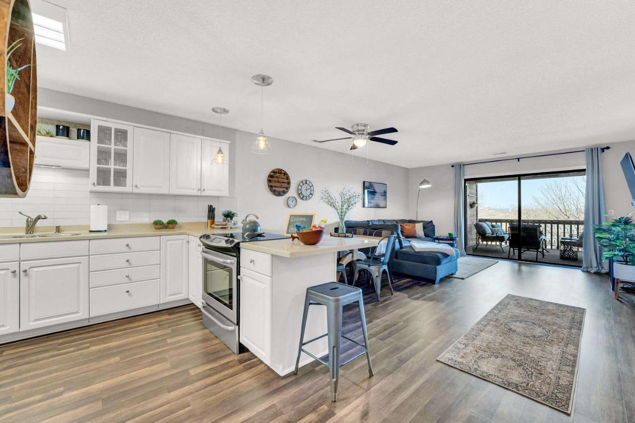 Bright Stylish Condo with Balcony - B&B Branson