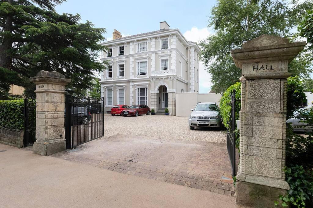 Luxurious 1 Bed Detached Home with Gated Parking - B&B Cheltenham