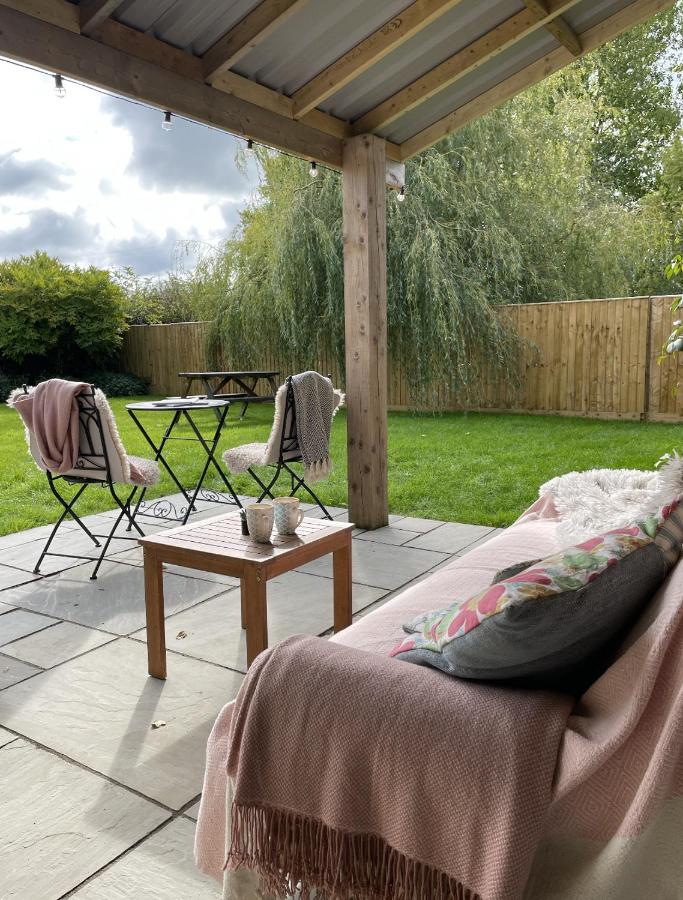 Private & Spacious Cotswold Barn - Bed and Breakfast Hankerton