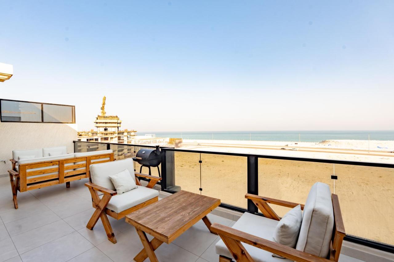 Luxury Seaview Apartment with a Private Balcony - B&B Khobar