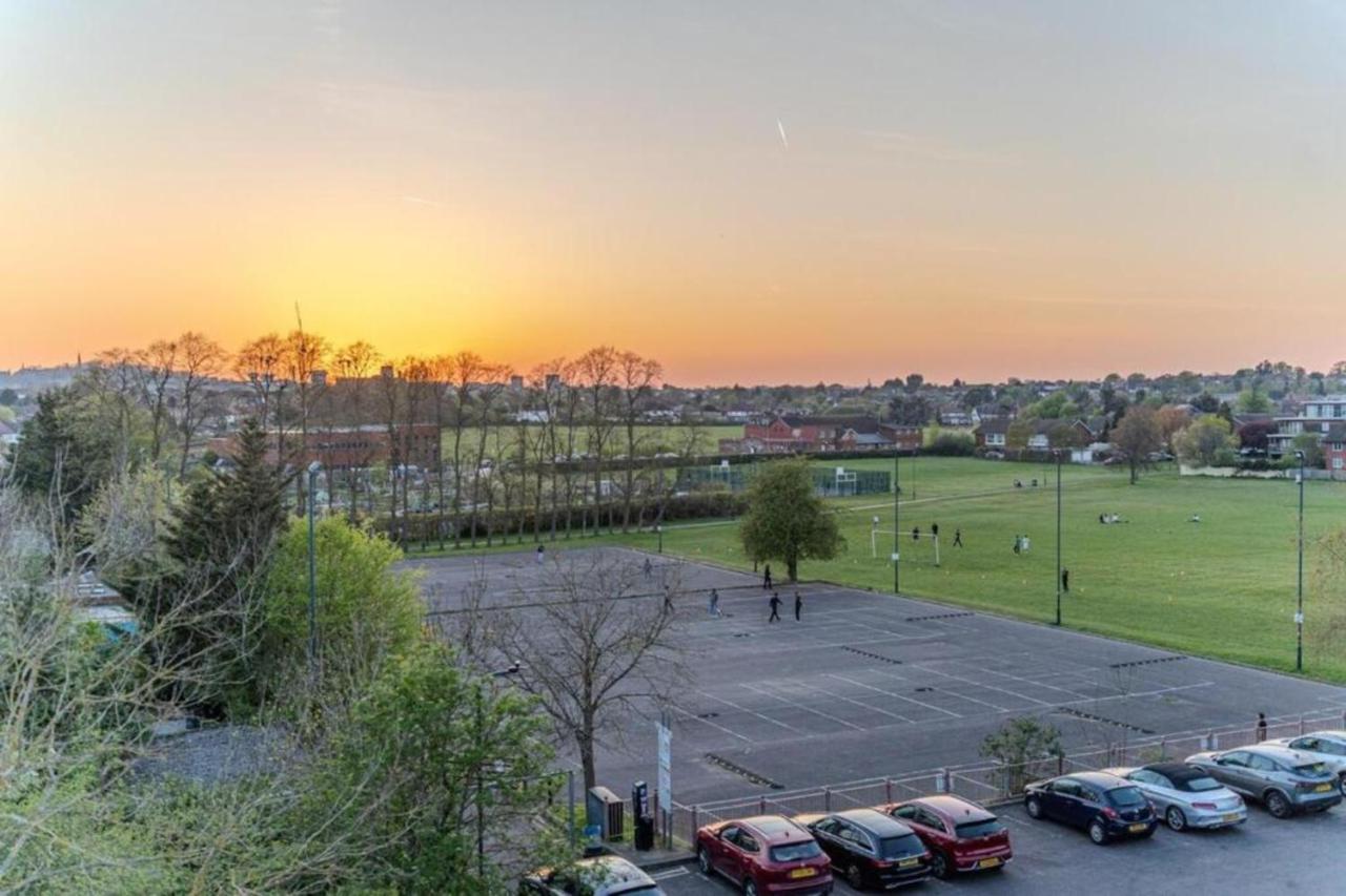 Luxury 3BR Apt Sleeps 10, Wembley & Park Views - B&B Preston