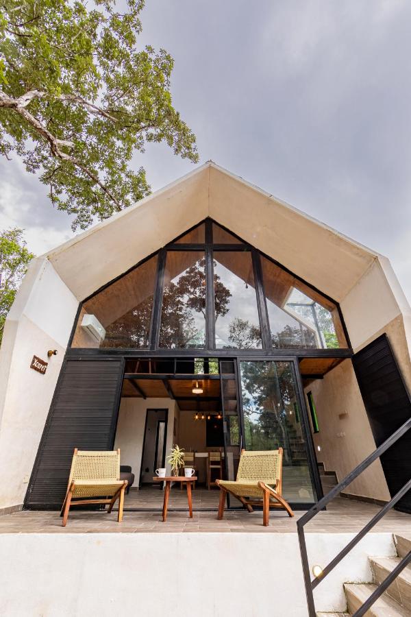 Suite con cama grande y balcón